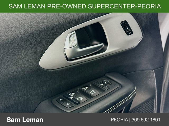 Used 2025 Chrysler Pacifica Limited image 18