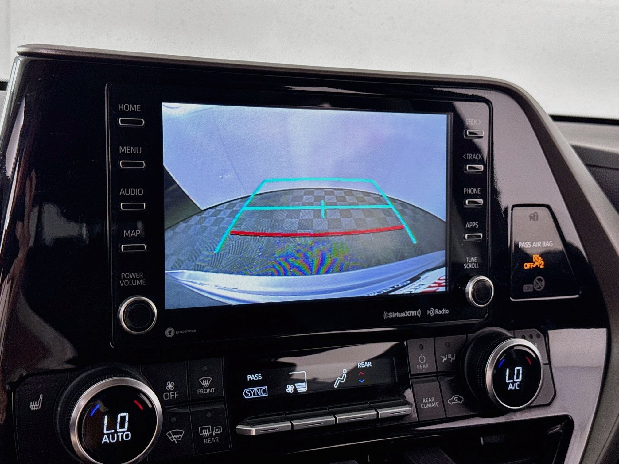 Used 2022 Toyota Highlander XLE AWD/4WD image 17