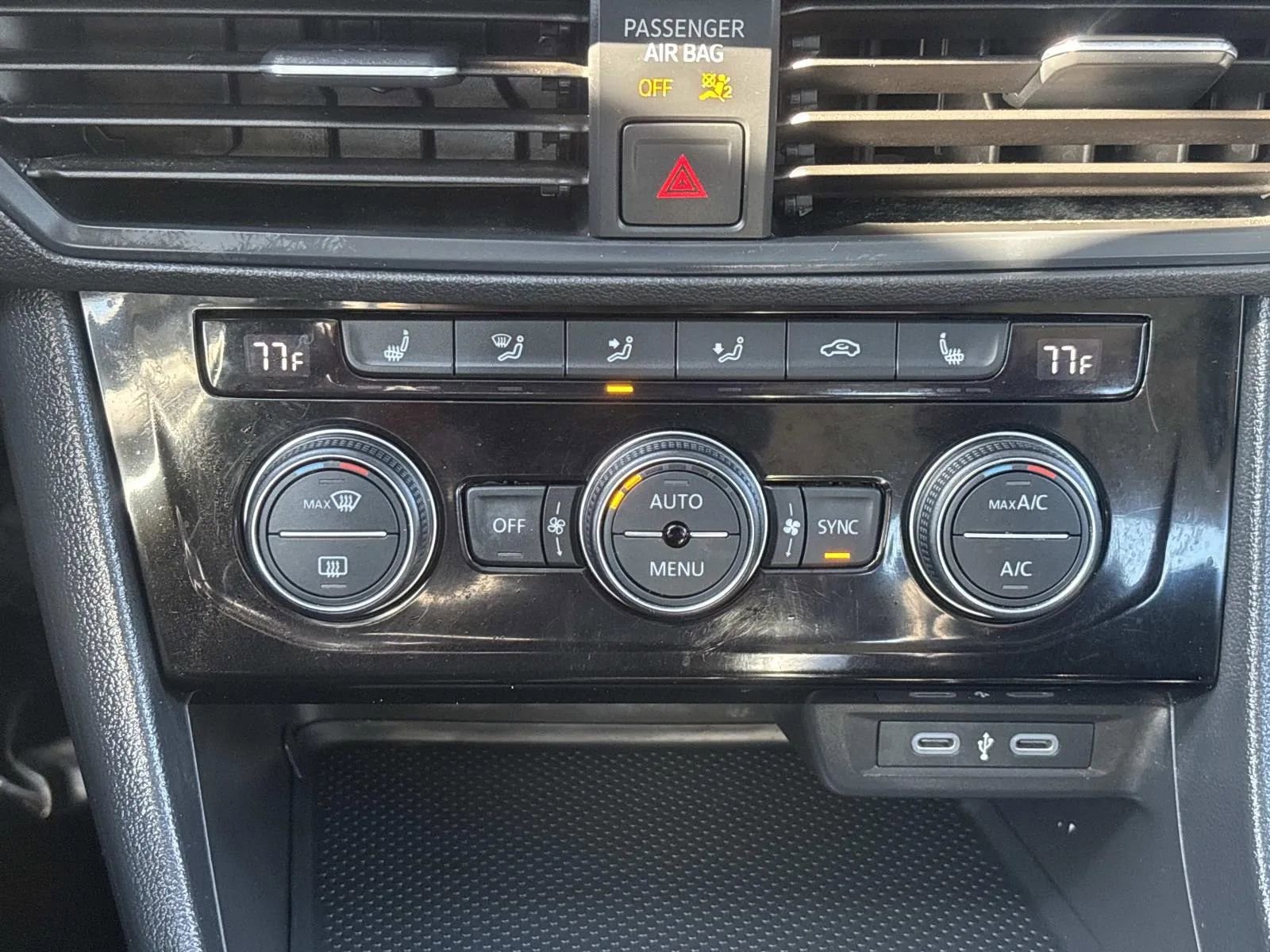 Used 2024 Volkswagen Jetta SE w/ Panoramic Sunroof Package image 27