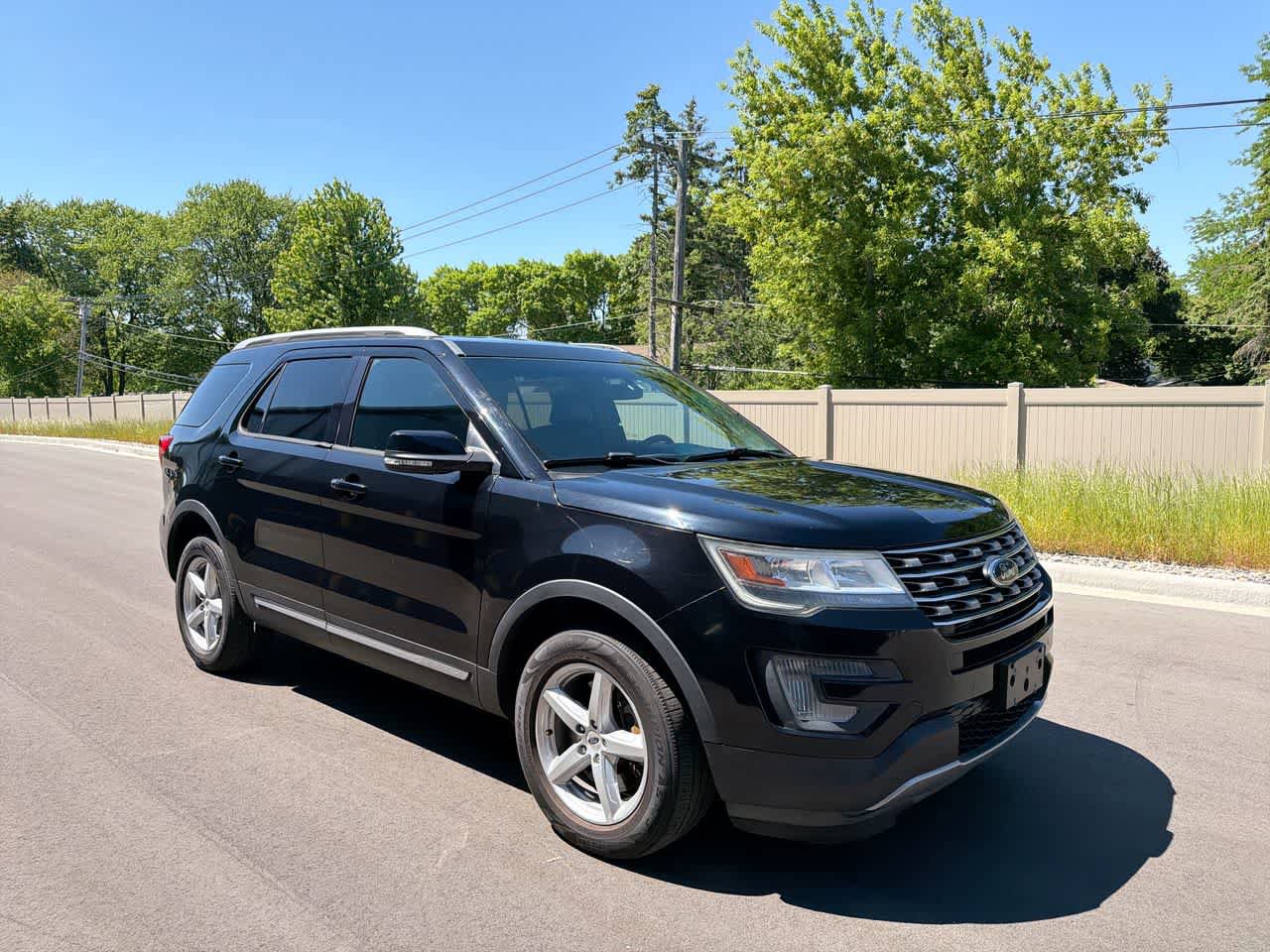 Used 2016 Ford Explorer XLT w/ Equipment Group 202A AWD/4WD image 15