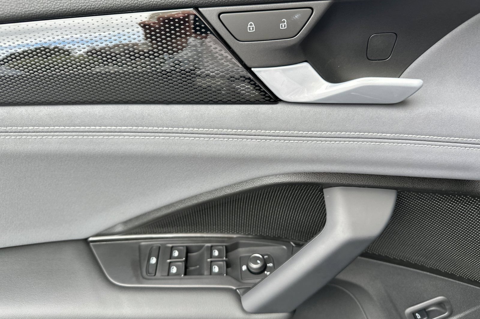 New 2026 Volkswagen Tiguan SE R-Line FWD image 11