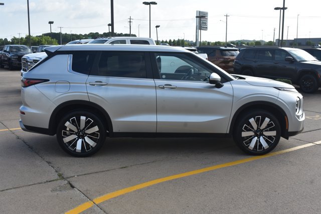 Used 2025 Mitsubishi Outlander SE FWD image 4