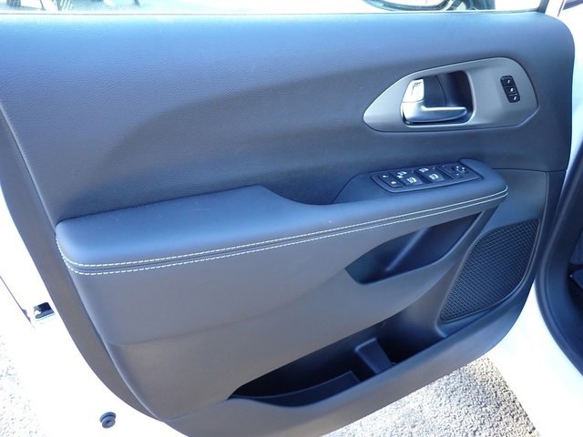 New 2026 Chrysler Pacifica Select image 16