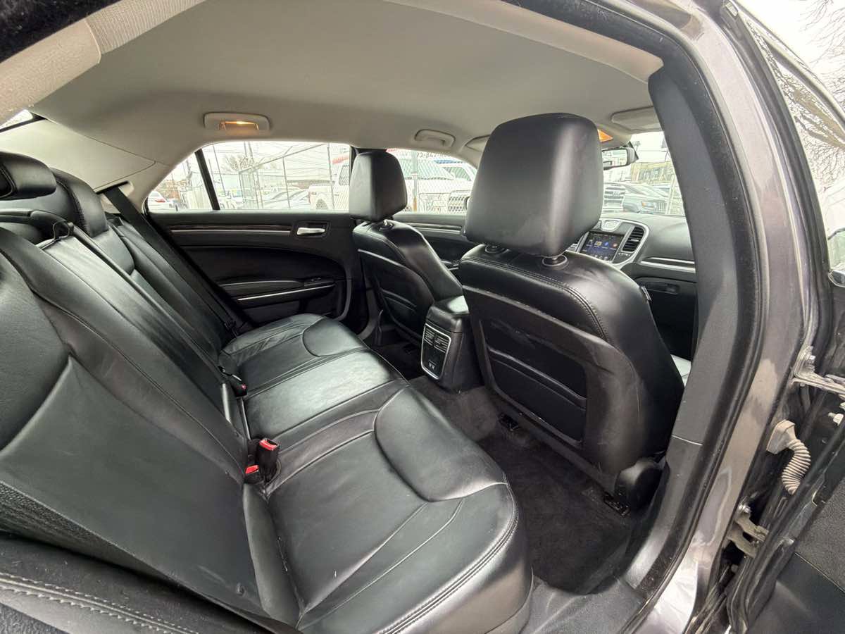 Used 2015 Chrysler 300 Limited w/ Driver Convenience Group image 25