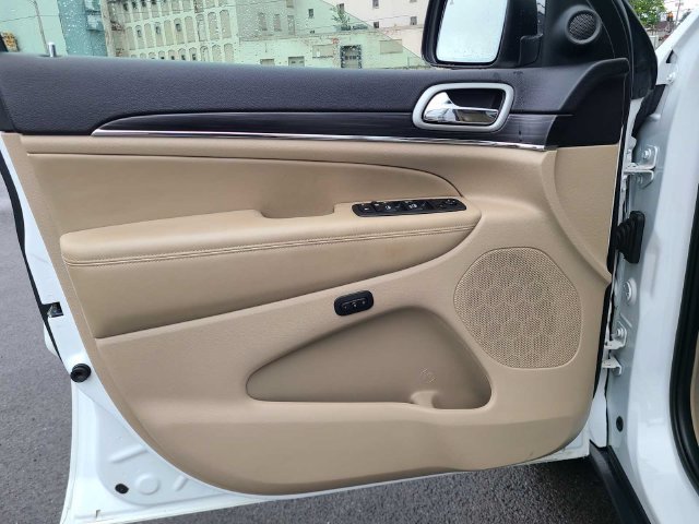 Used 2021 Jeep Grand Cherokee Limited AWD/4WD image 16