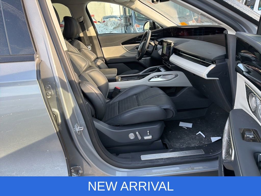 Used 2025 Lincoln Nautilus Reserve image 11