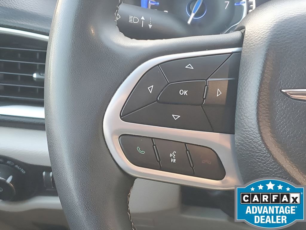 Used 2023 Chrysler Pacifica Touring-L image 37