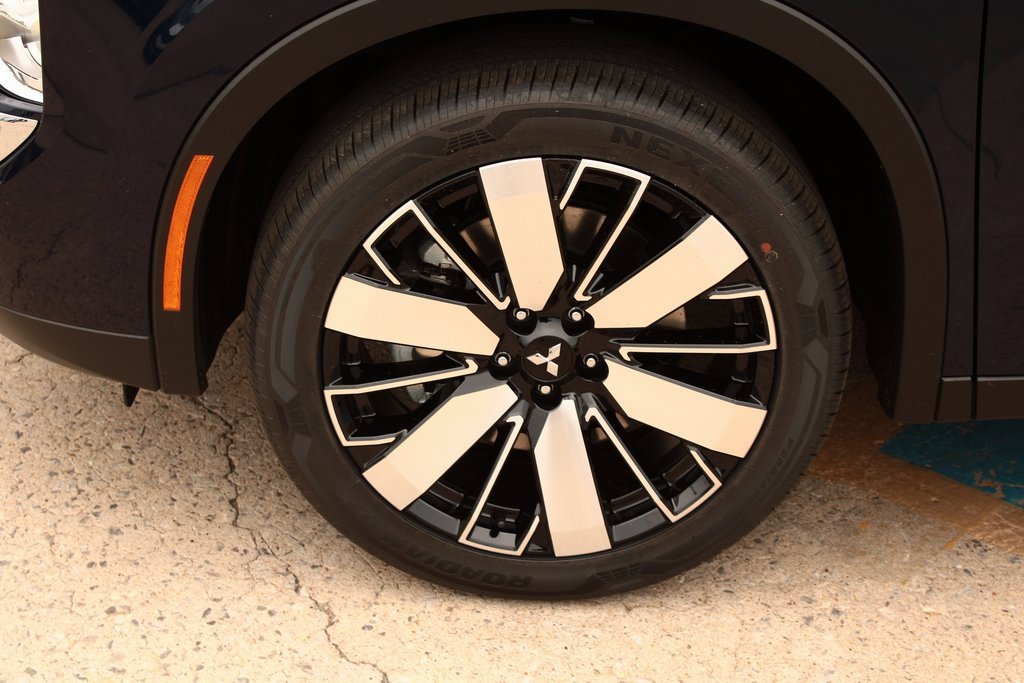 New 2025 Mitsubishi Outlander SE image 2