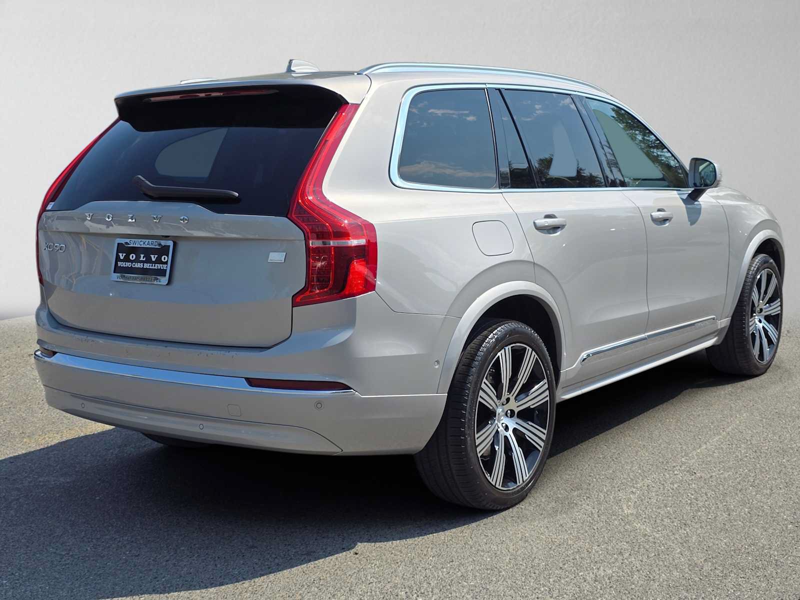 Certified 2023 Volvo XC90 T8 Plus AWD/4WD image 4