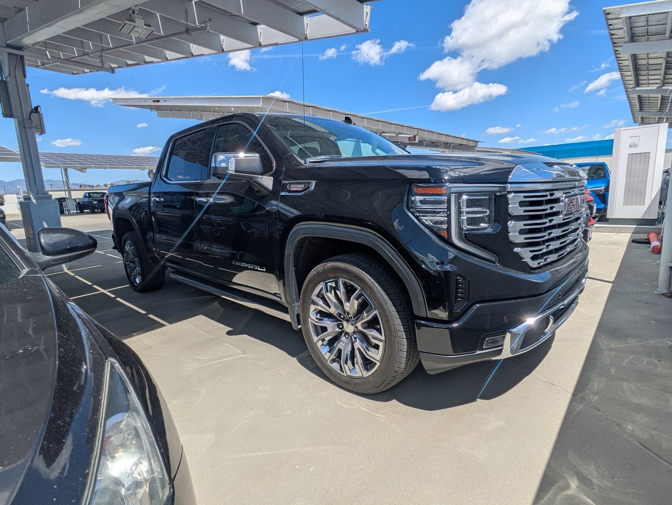 Used 2023 GMC Sierra 1500 Denali w/ Denali Reserve Package AWD/4WD image 2