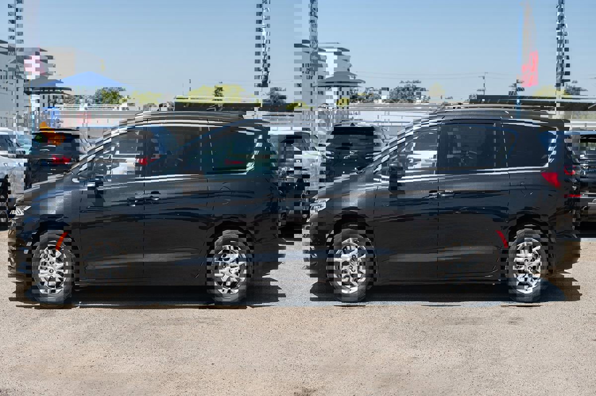 Used 2022 Chrysler Pacifica Touring-L image 6