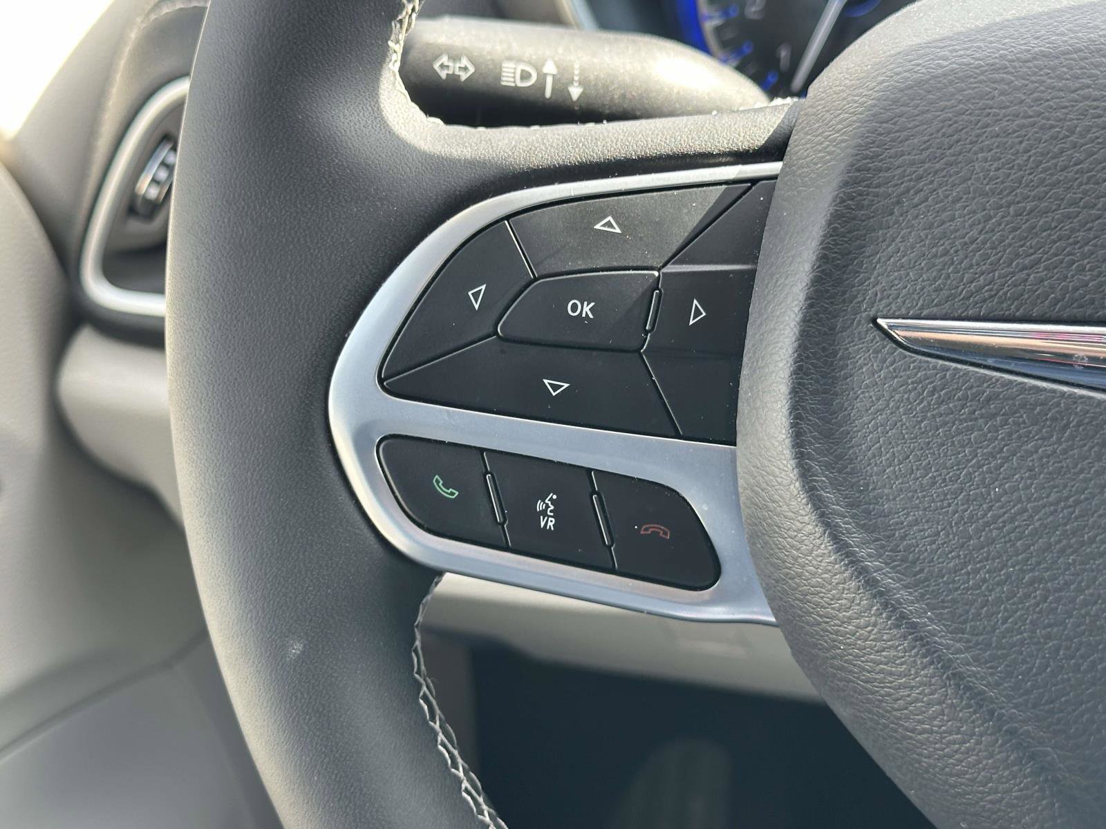 Used 2023 Chrysler Pacifica Touring-L image 22