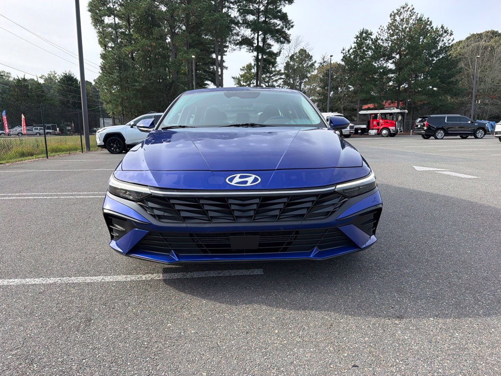 Used 2025 Hyundai Elantra SEL FWD image 3