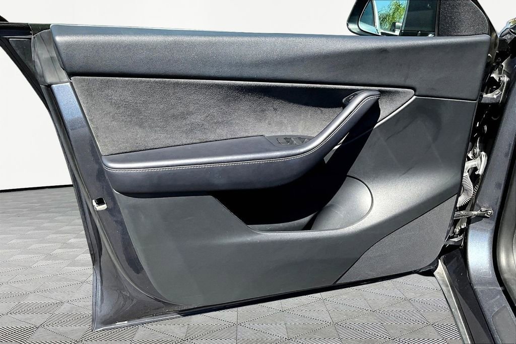 Used 2022 Tesla Model Y Long Range image 19