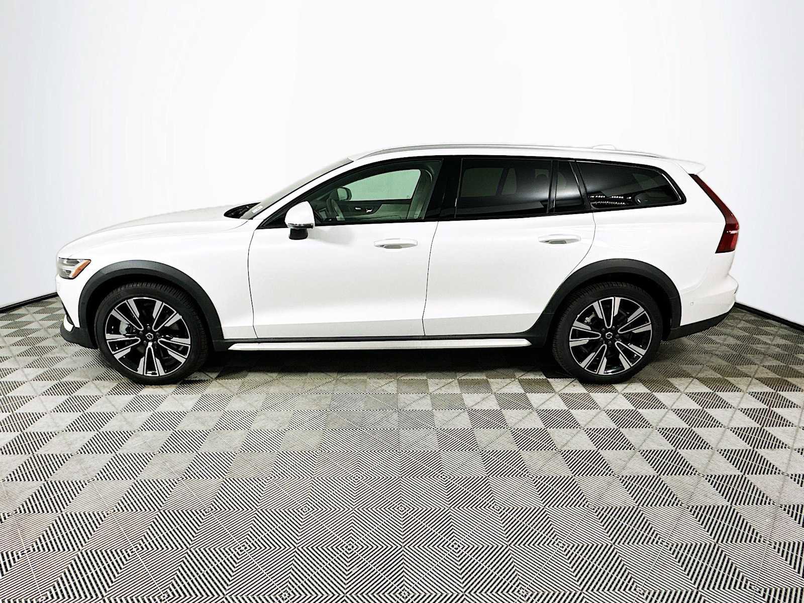 Used 2025 Volvo V60 B5 Cross Country Ultra w/ Climate Package image 4