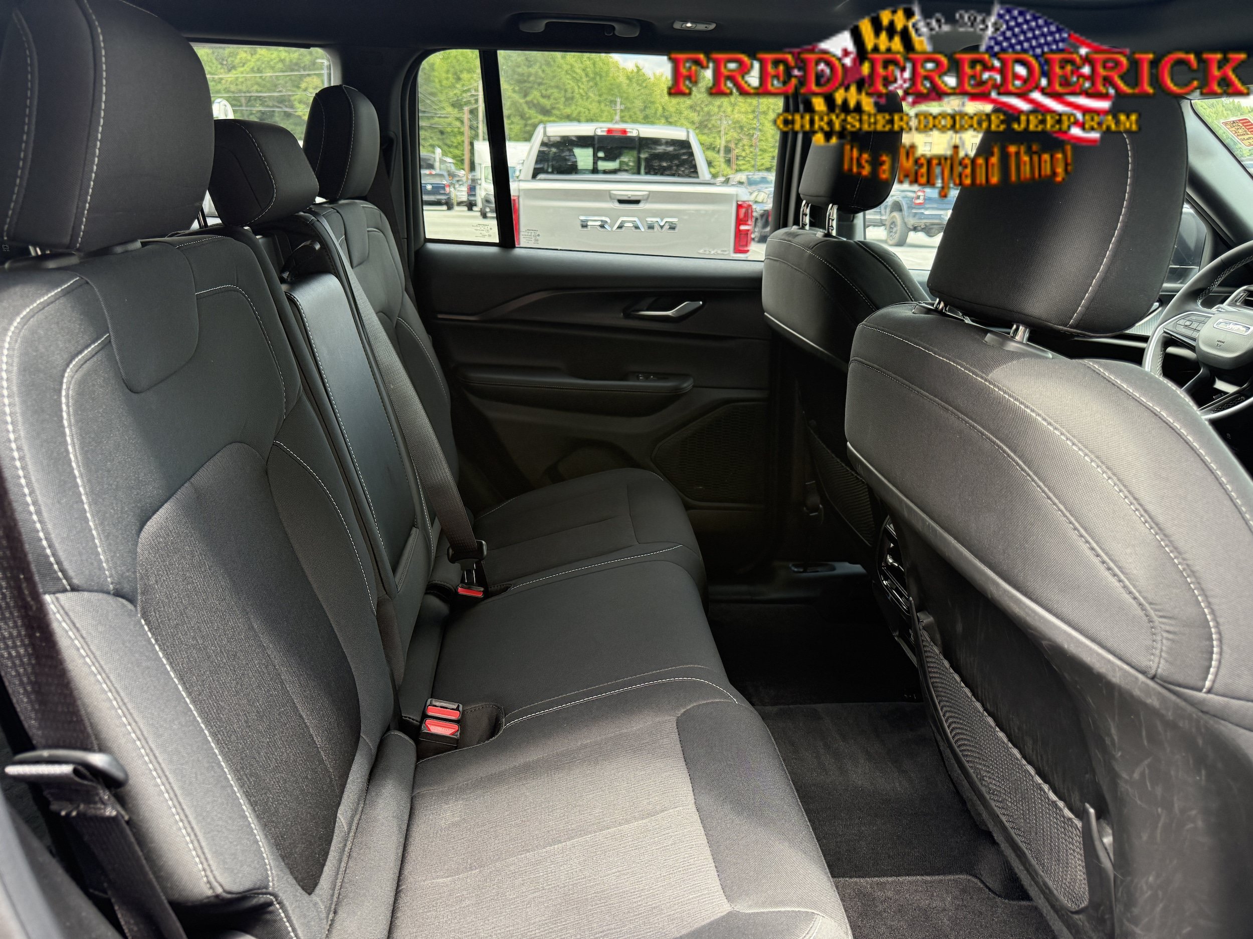Used 2025 Jeep Grand Cherokee Laredo X AWD/4WD image 17