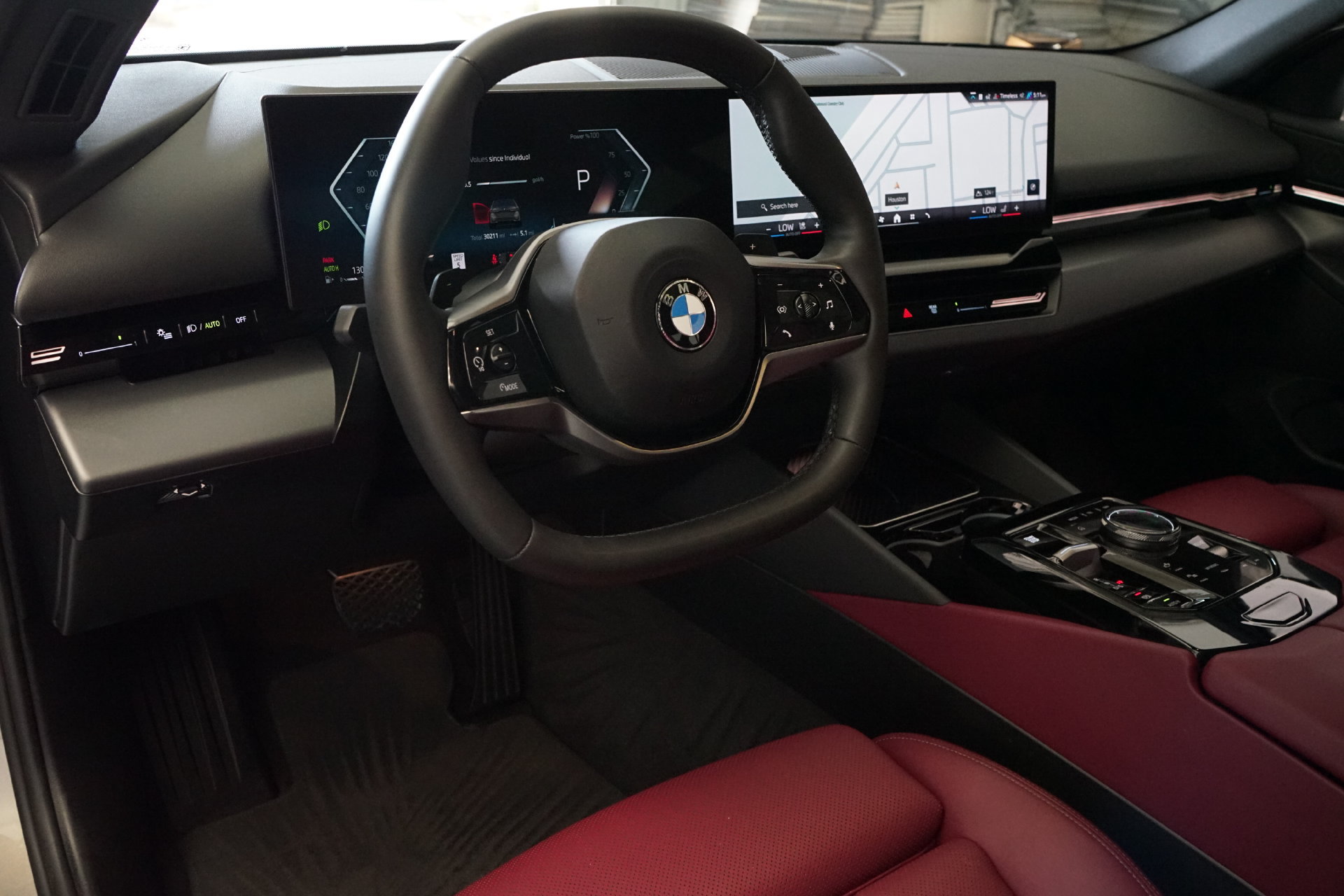 Used 2024 BMW 530i w/ Convenience Package RWD image 2
