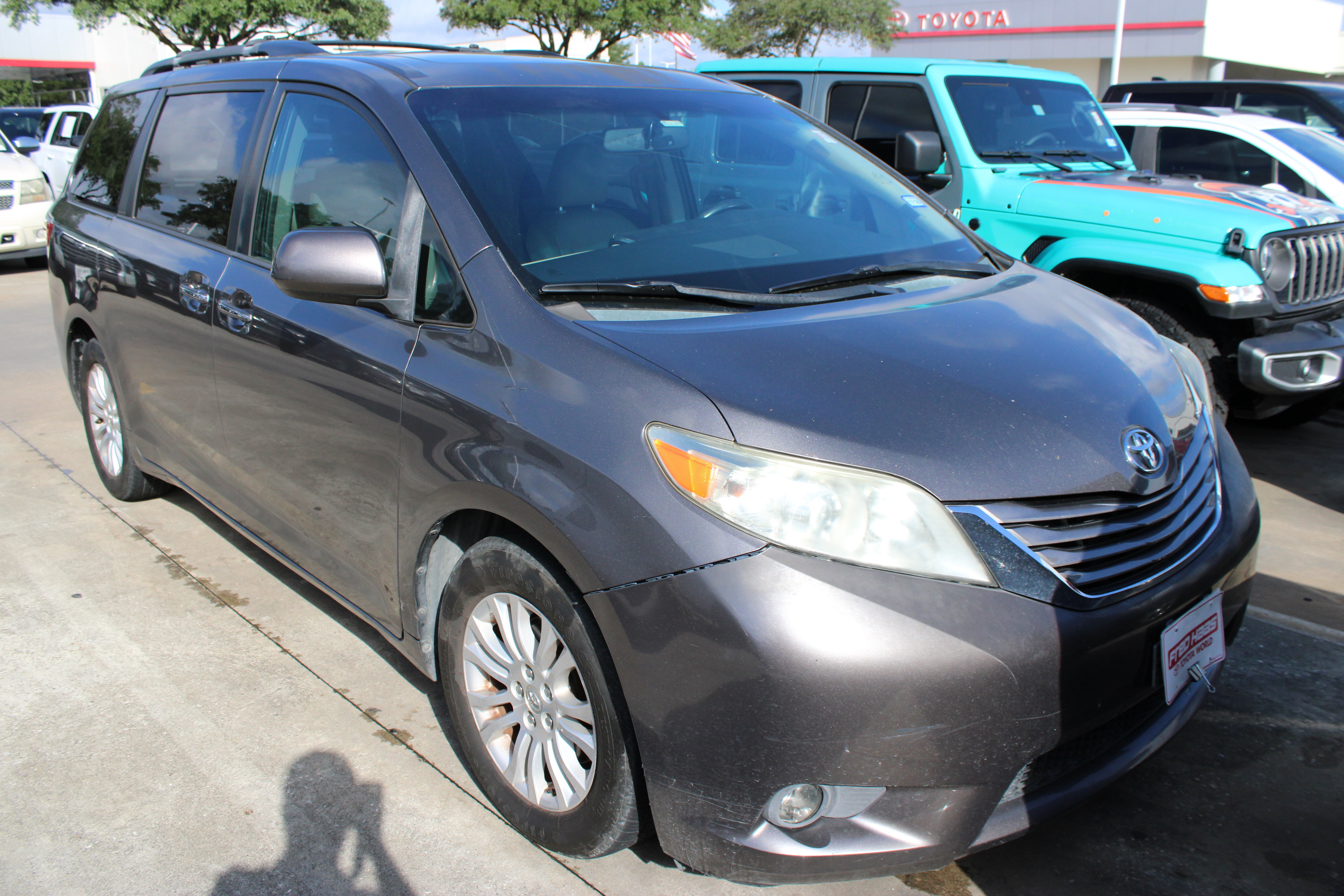 Used 2015 Toyota Sienna XLE w/ XLE Navigation Package FWD image 2