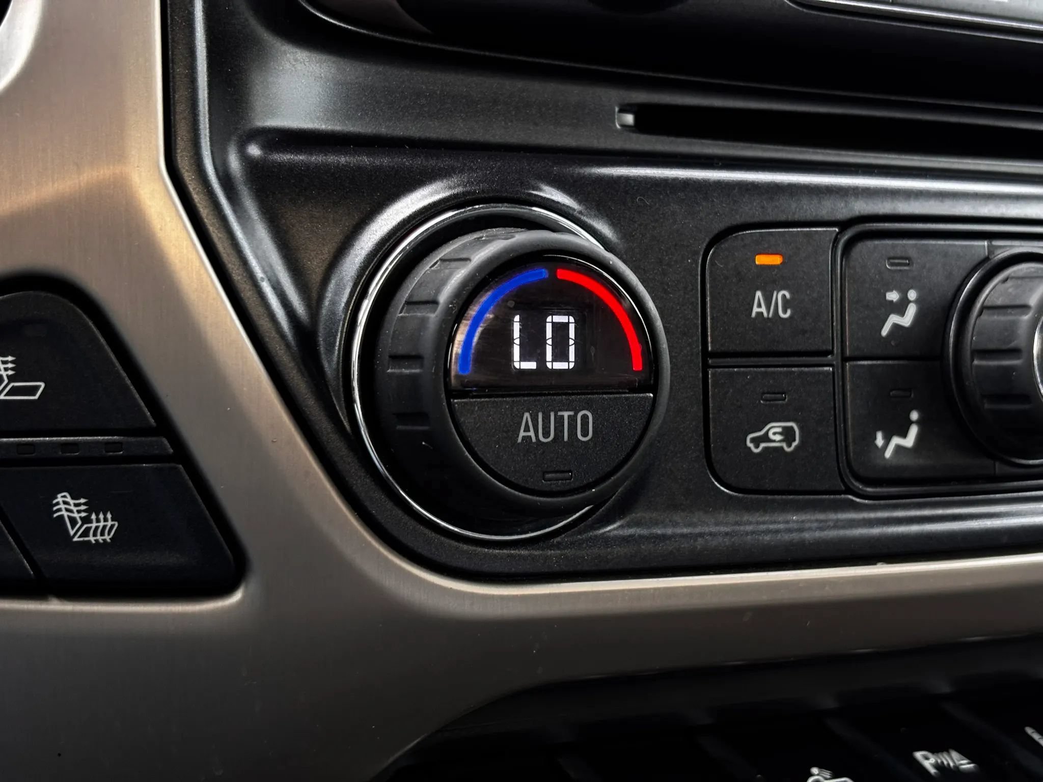 Used 2015 GMC Sierra 2500 Denali w/ Duramax Plus Package AWD/4WD image 44