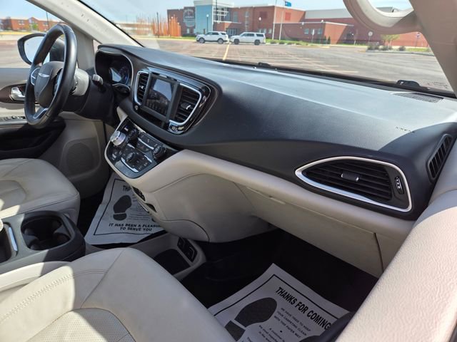 Used 2018 Chrysler Pacifica Touring-L FWD image 35