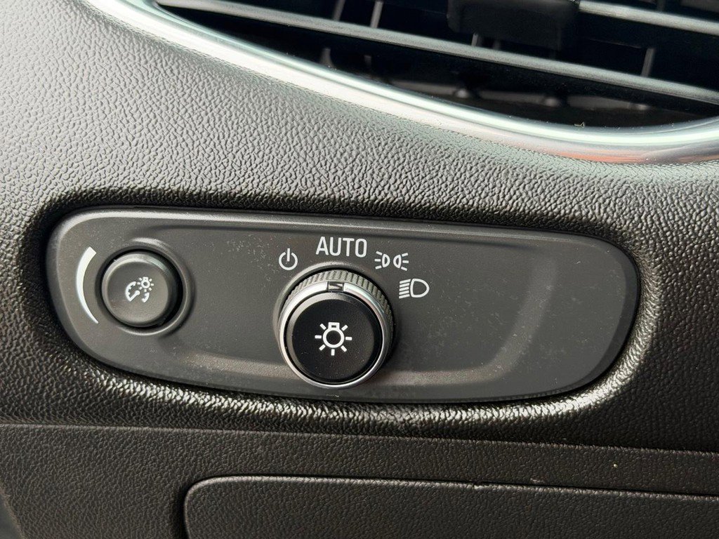 Used 2018 Chevrolet Malibu LT FWD image 32