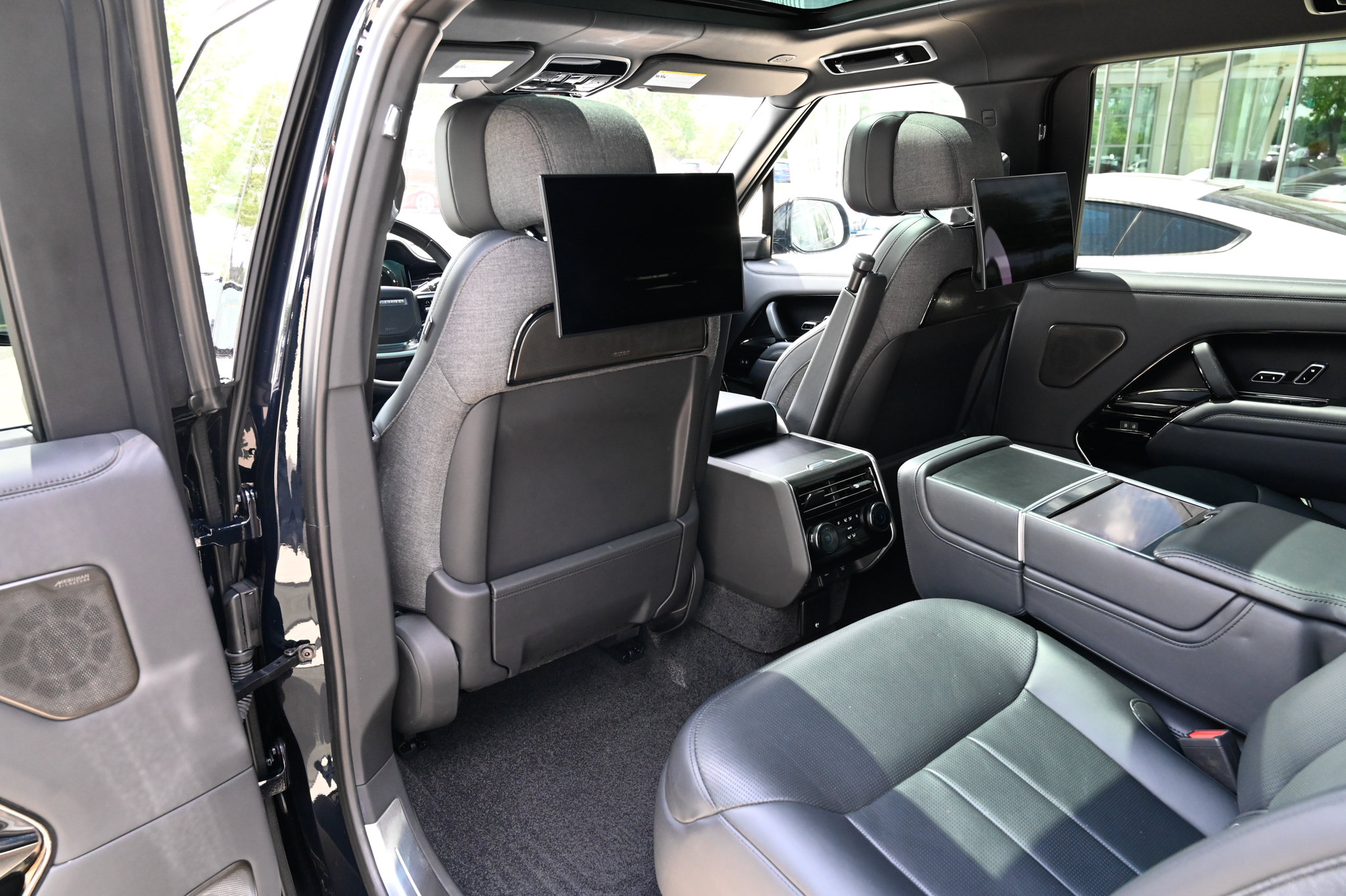 Used 2023 Land Rover Range Rover SV AWD/4WD image 36