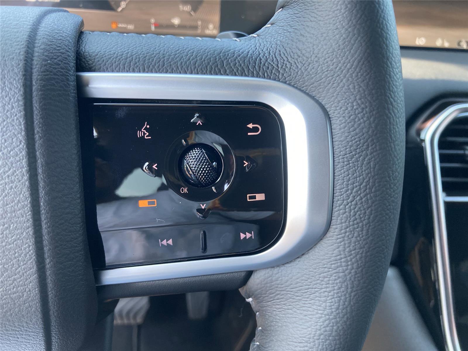 New 2025 Nissan Armada SL w/ Captain's Chari Seat Package image 23