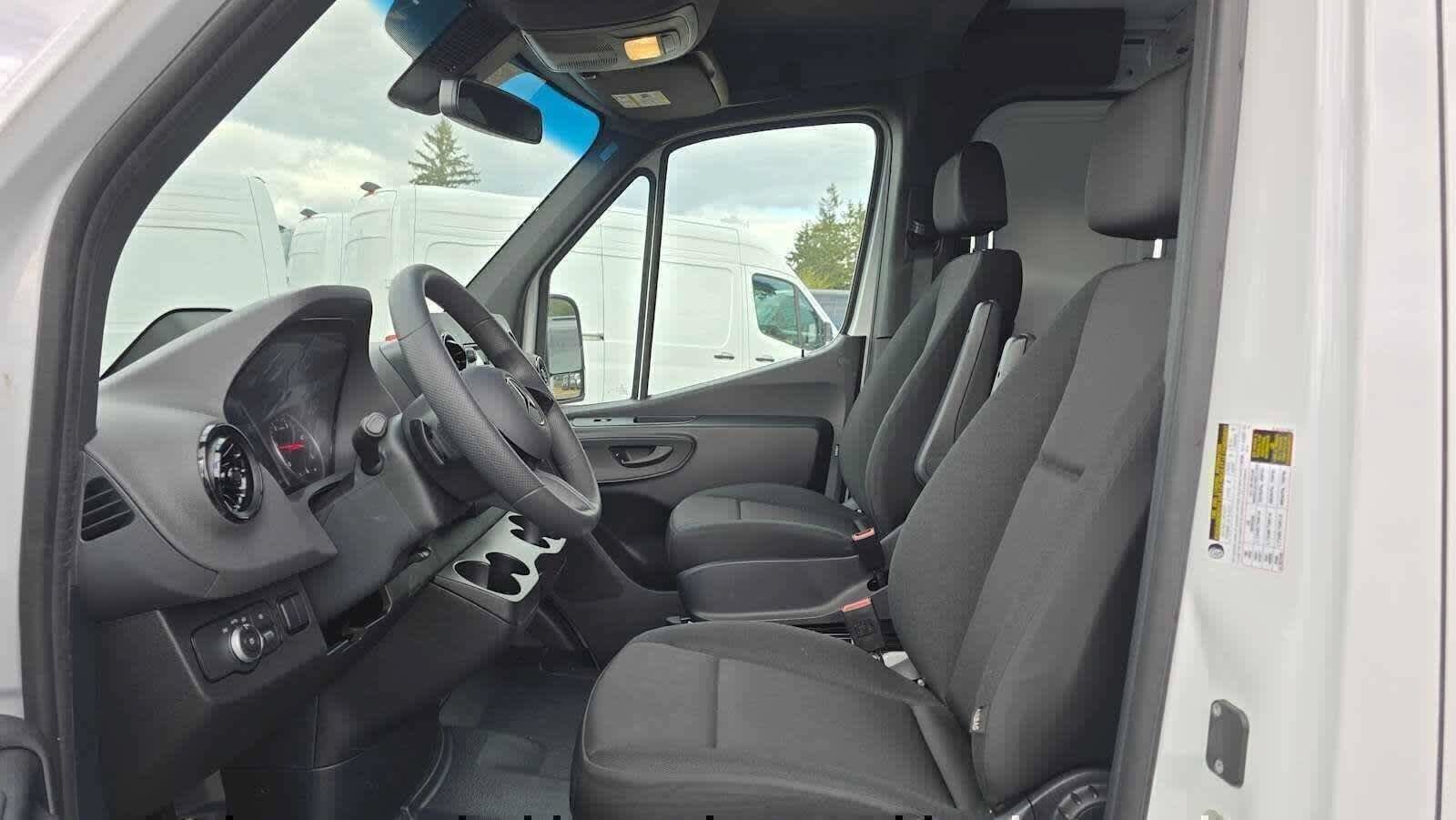 Used 2025 Mercedes-Benz Sprinter 2500 image 23
