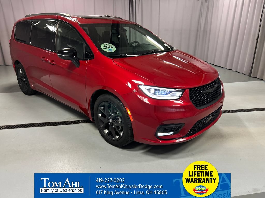 Used 2025 Chrysler Pacifica Limited w/ Trailer Tow Group FWD image 1