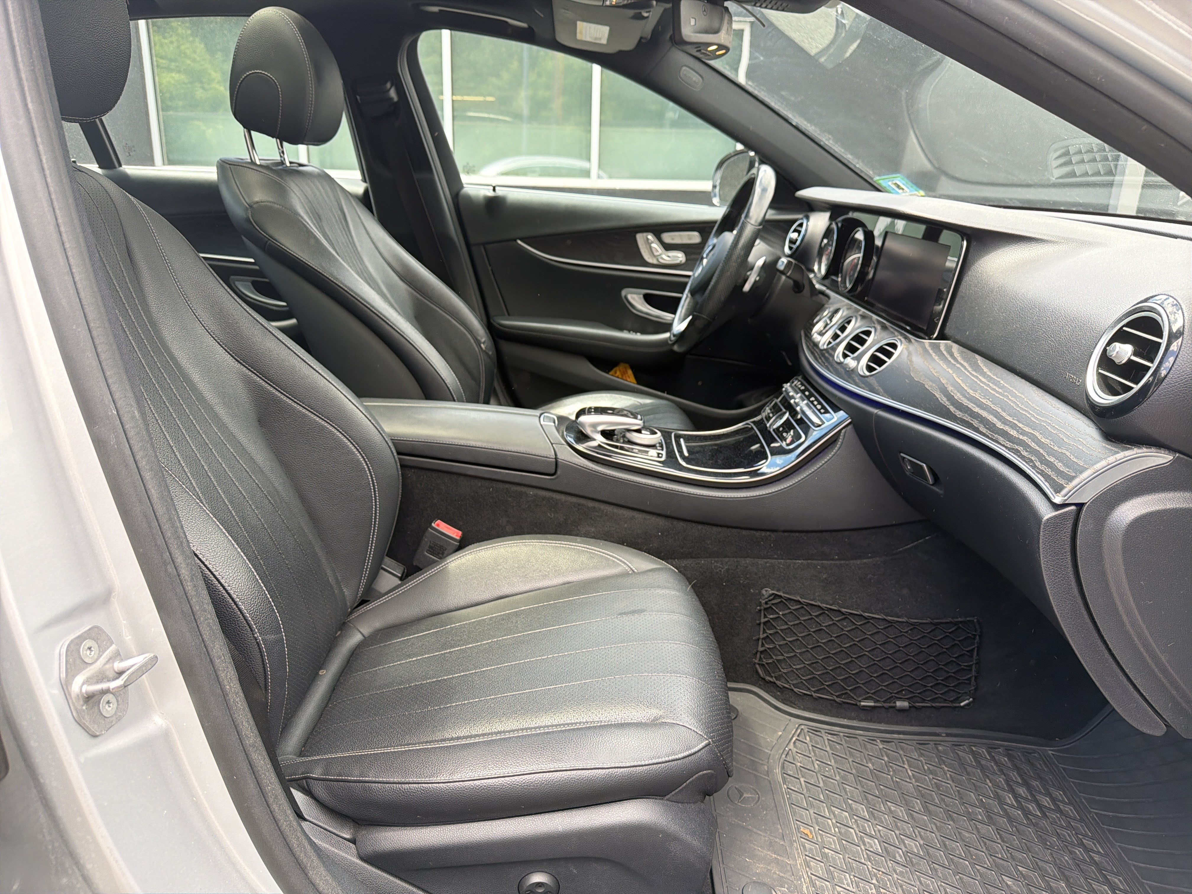 Used 2017 Mercedes-Benz E 300 4MATIC image 2