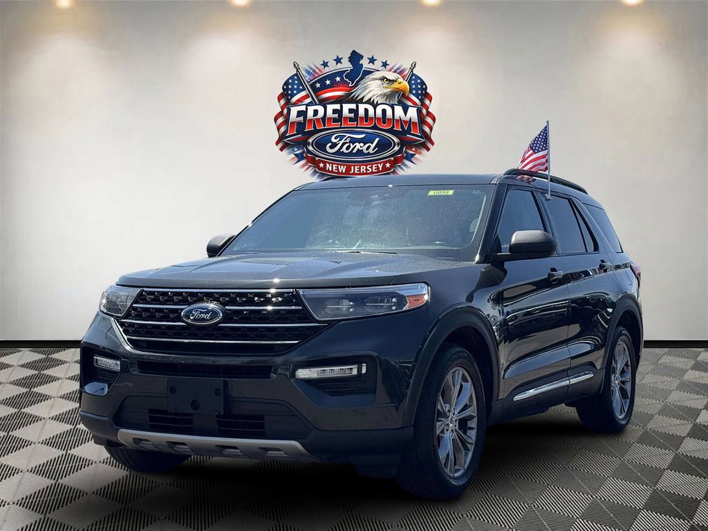 Used 2022 Ford Explorer XLT w/ Equipment Group 202A AWD/4WD image 2