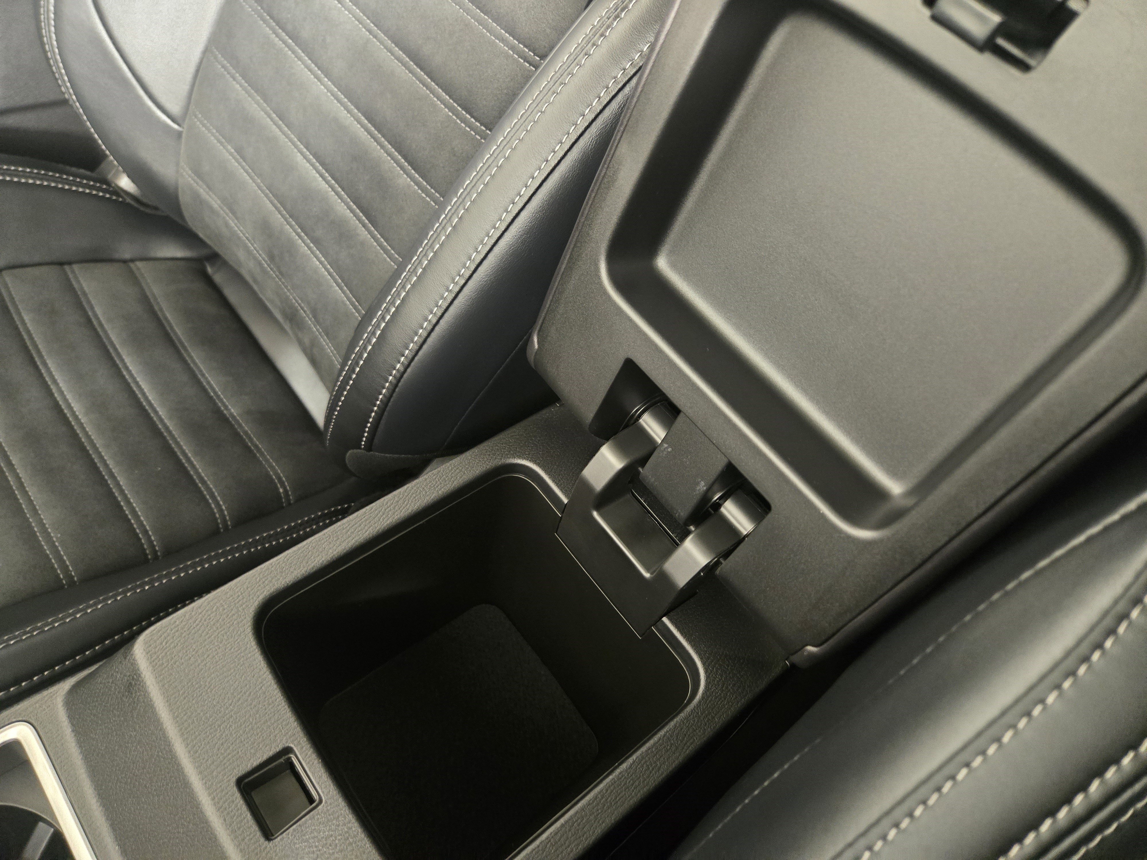 New 2025 Mitsubishi Outlander SE image 31