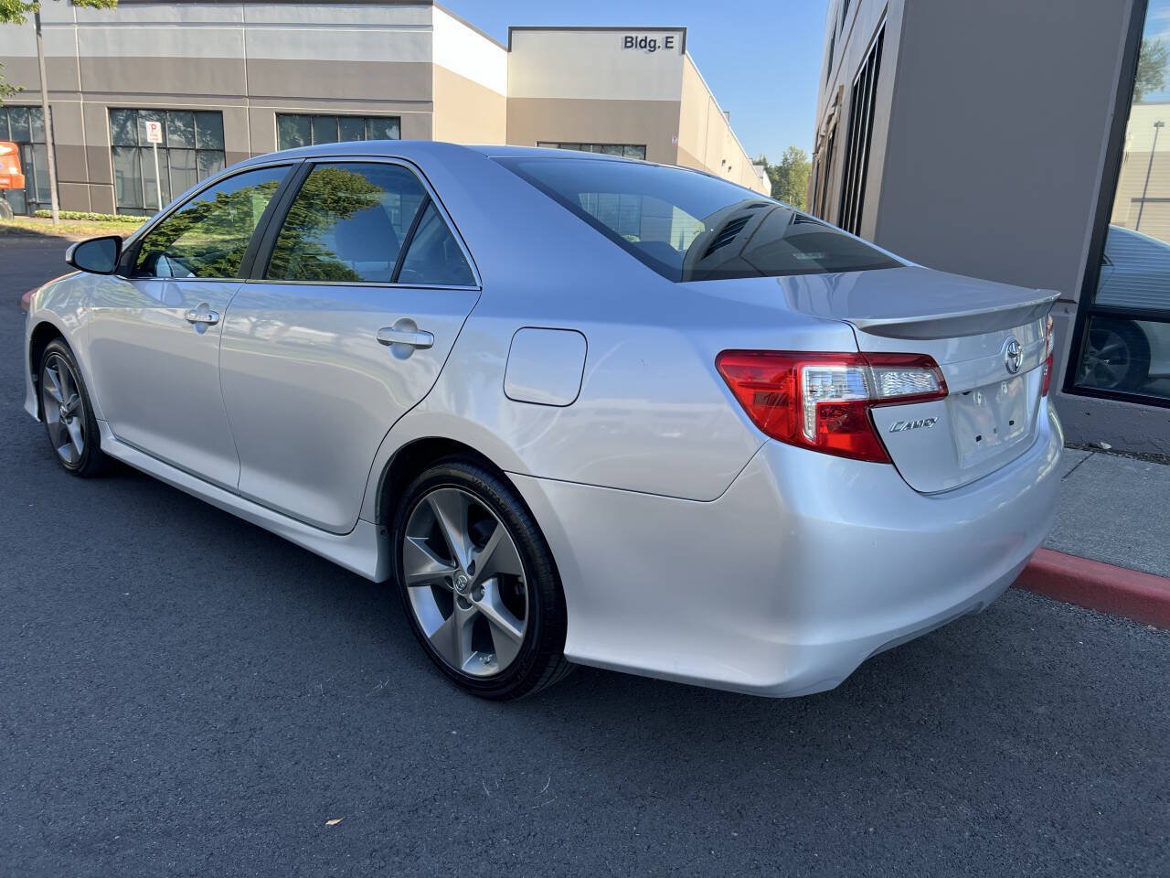 Used 2014 Toyota Camry SE FWD image 5