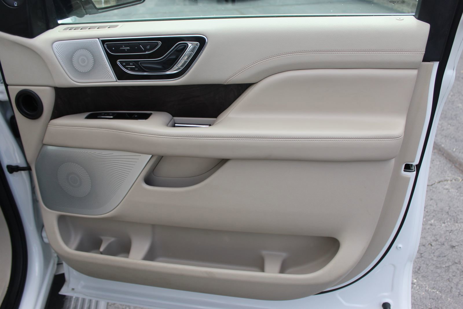 Used 2020 Lincoln Navigator L Reserve w/ Equipment Group 208A Reserve AWD/4WD image 14