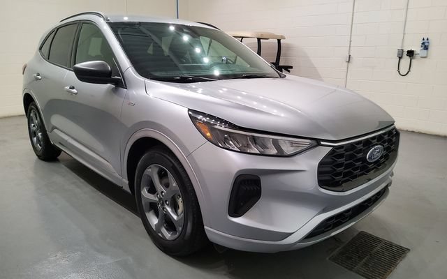 Used 2023 Ford Escape ST-Line w/ Tech Pack #1 FWD image 2
