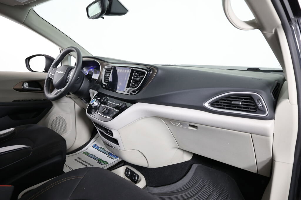 Used 2017 Chrysler Pacifica Touring image 22