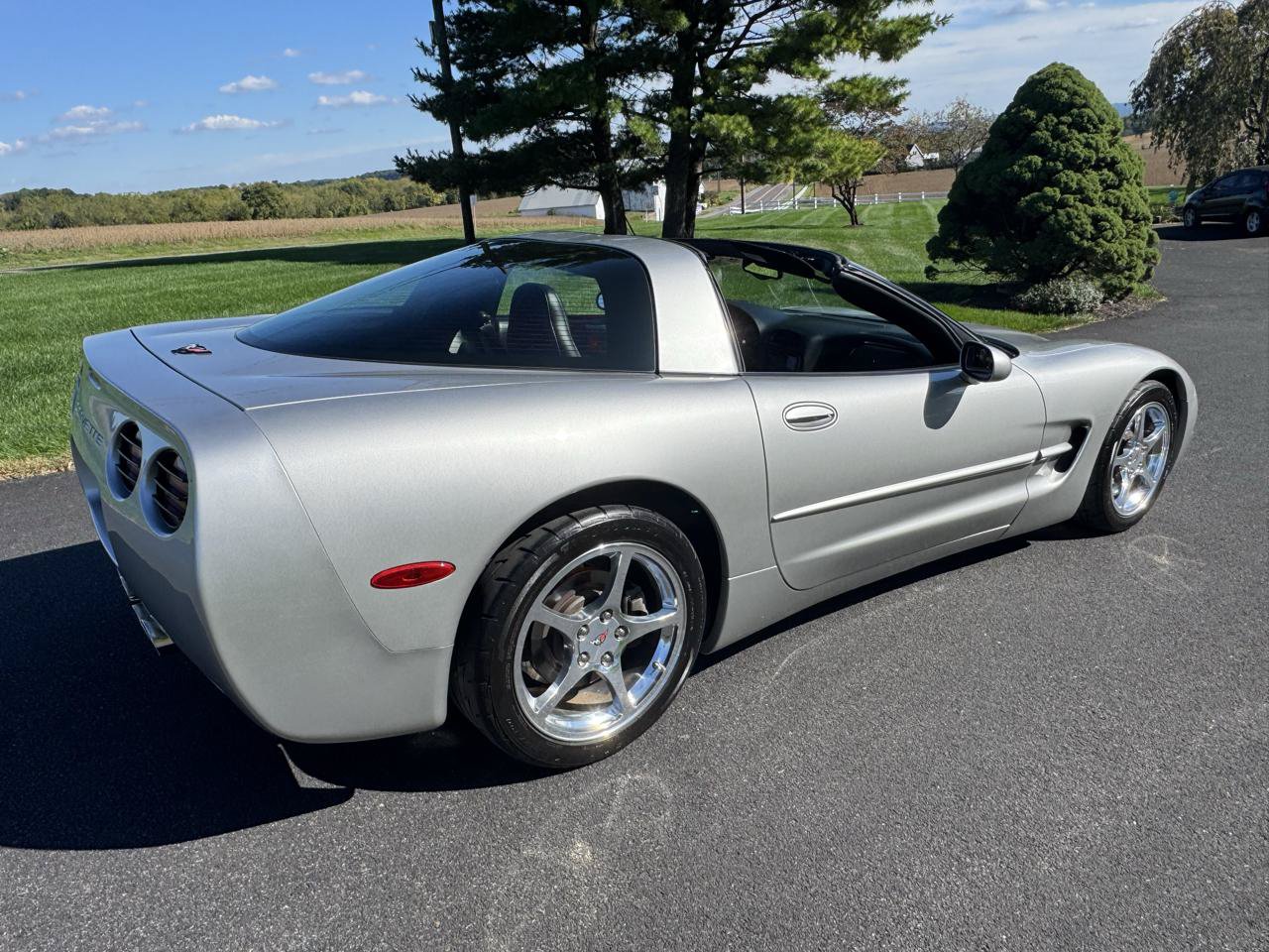 Used 2004 Chevrolet Corvette Coupe w/ Preferred Equipment Group RWD image 7