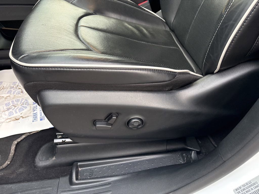 Used 2025 Chrysler Pacifica Limited image 28