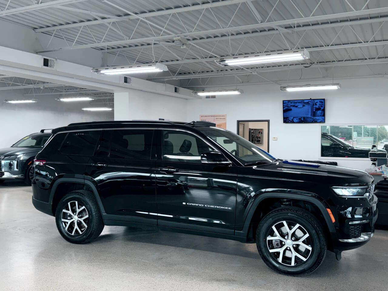 Used 2025 Jeep Grand Cherokee L Limited image 2