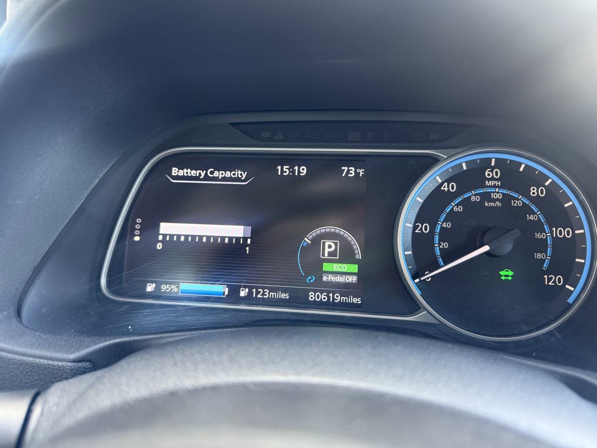 Used 2018 Nissan Leaf SV FWD image 2