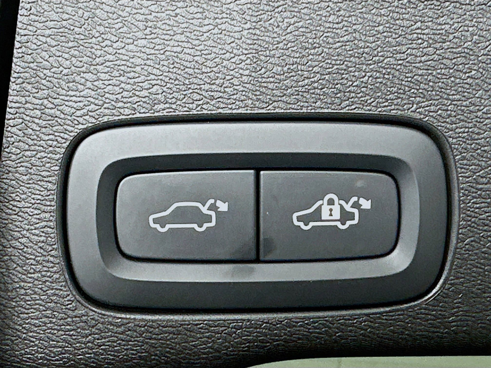 Used 2025 Volvo XC60 B5 Plus image 28