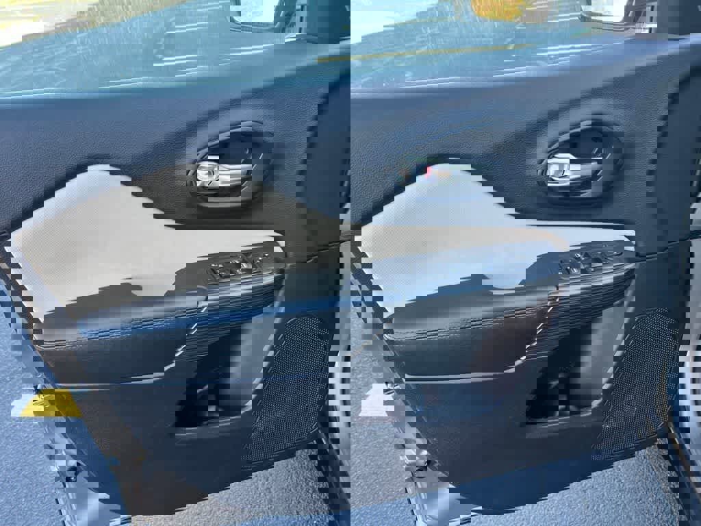 Used 2016 Jeep Cherokee Latitude w/ Cold Weather Group image 14