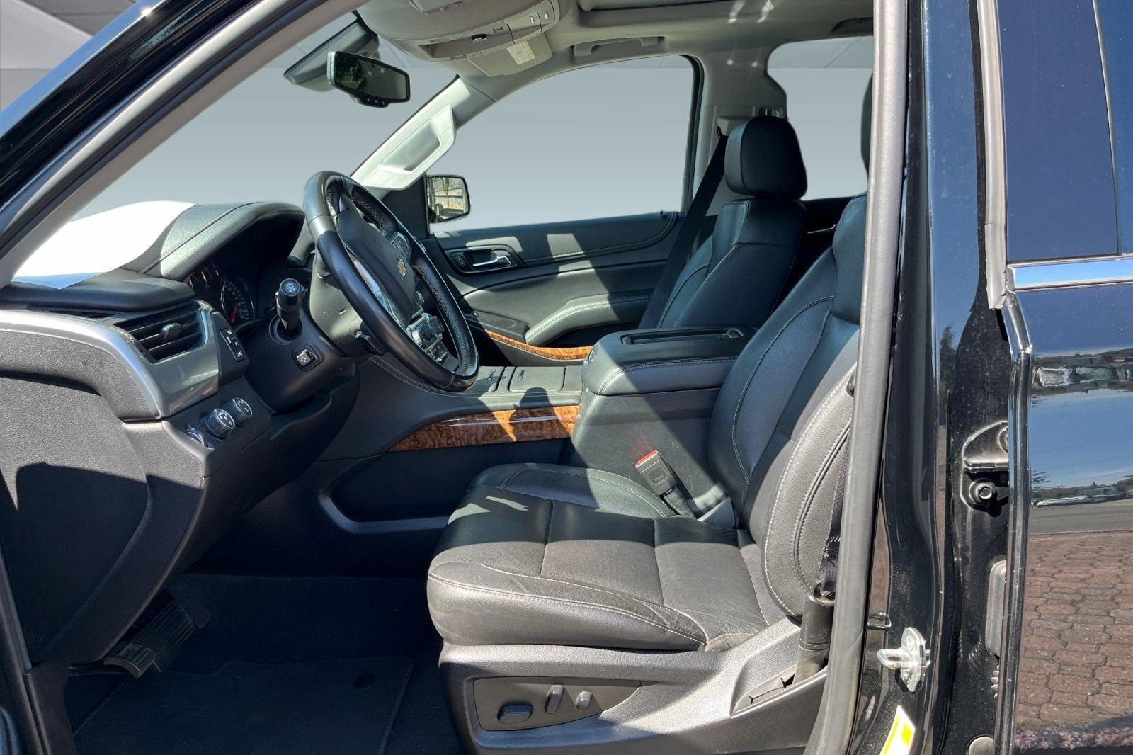Used 2020 Chevrolet Suburban Premier AWD/4WD image 3