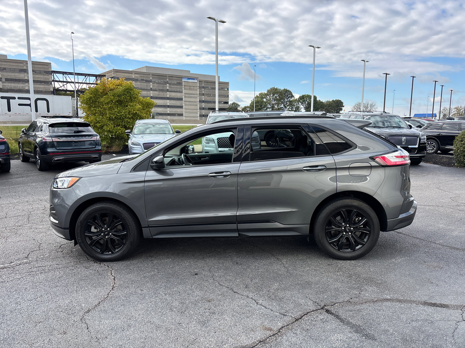 Used 2023 Ford Edge SE w/ Black Appearance Package image 4