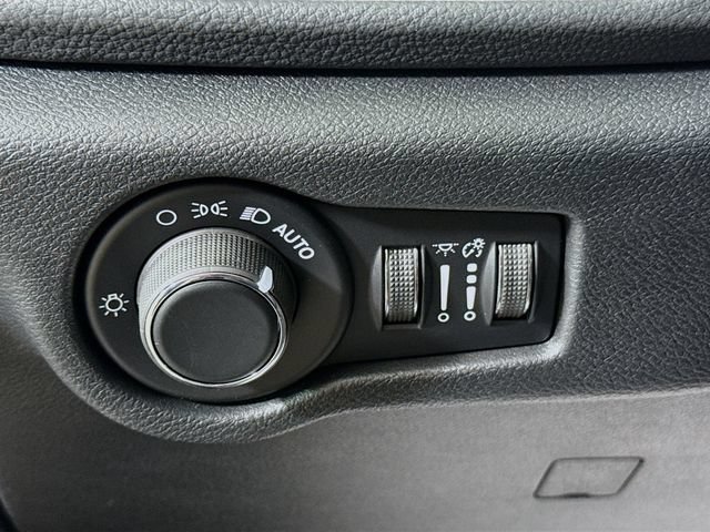 New 2027 Chrysler Pacifica Select FWD image 10