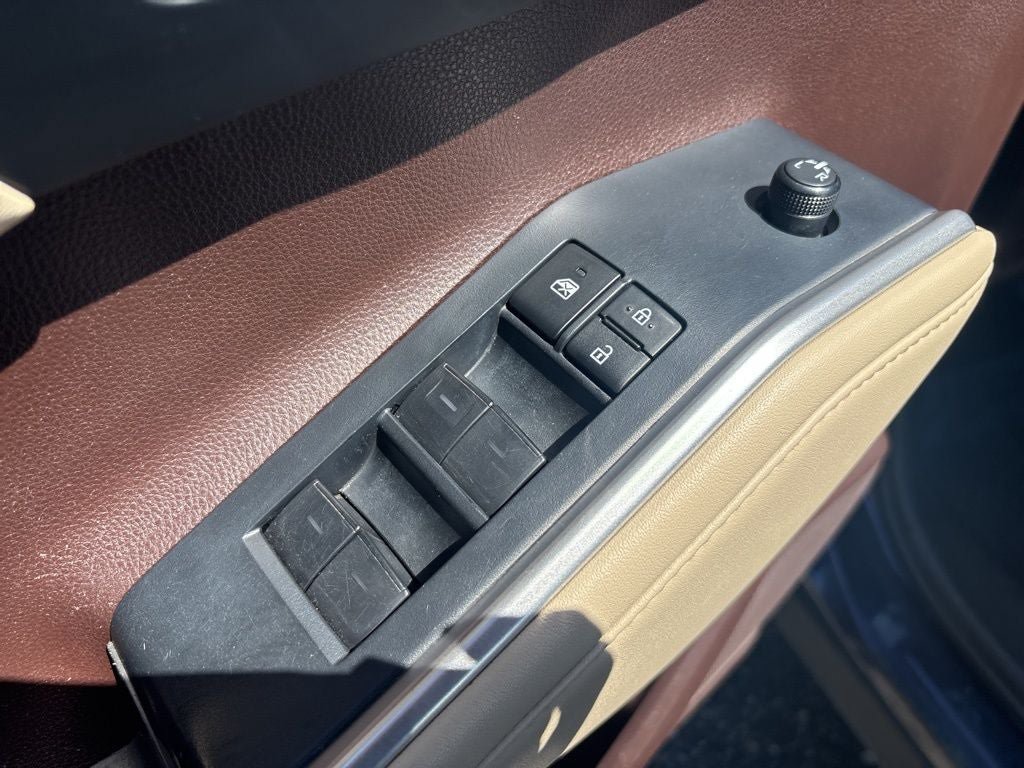 Used 2022 Toyota Highlander XLE AWD/4WD image 19