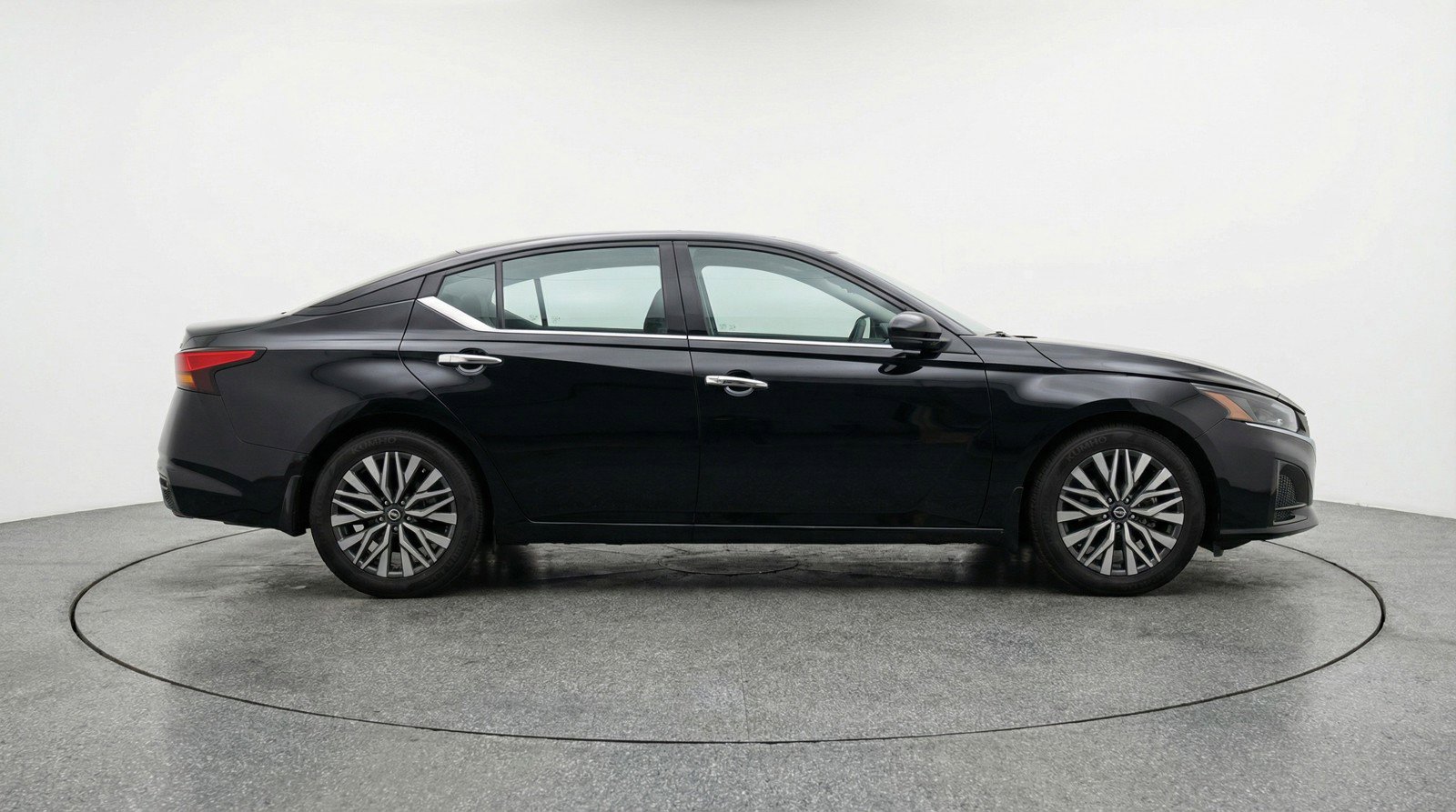 Used 2025 Nissan Altima 2.5 SV image 11