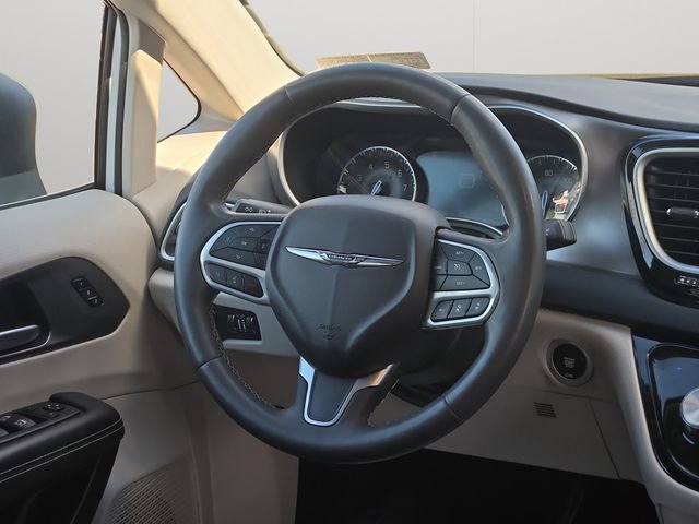 Used 2023 Chrysler Pacifica Touring-L FWD image 19