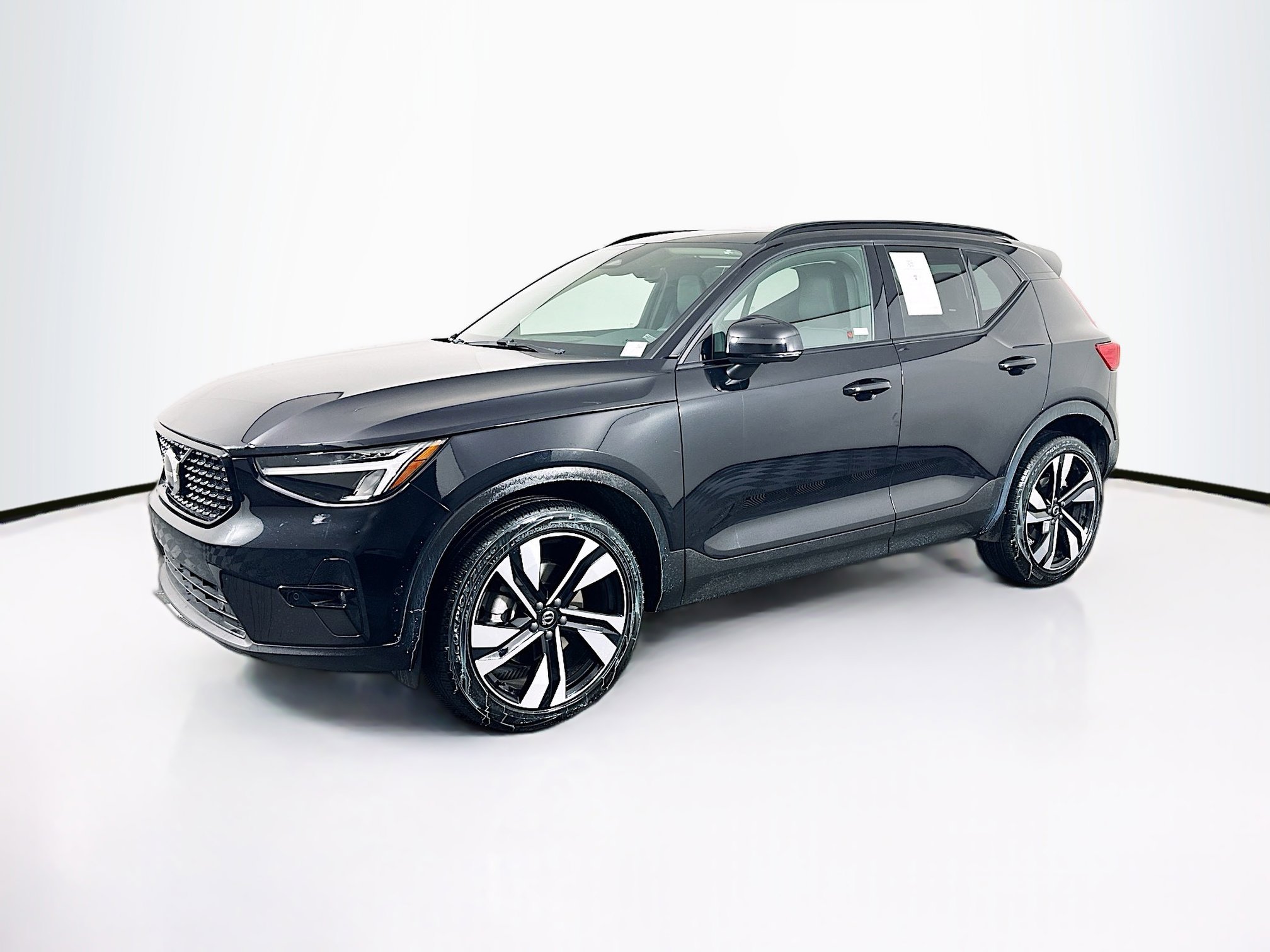Used 2025 Volvo XC40 B5 Plus image 3