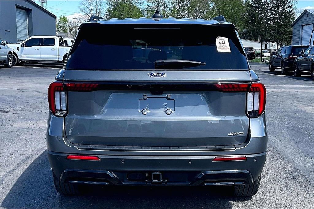 Used 2025 Ford Explorer ST-Line w/ ST-Line Street Pack AWD/4WD image 8